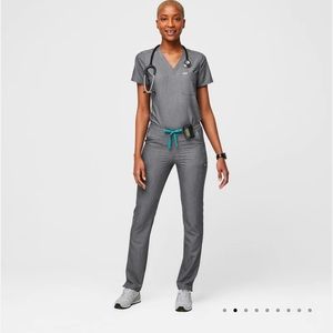 Figs graphite petite Yola skinny scrub pants in XS and top also in XS!